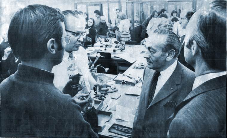 Diskussion beim Ebbelwoi, etwa 1970
